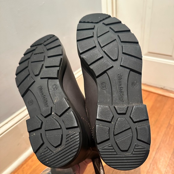Blundstone Boots with Elastic Panels and Pull Tab (like new condition.) - Picture 5 of 7